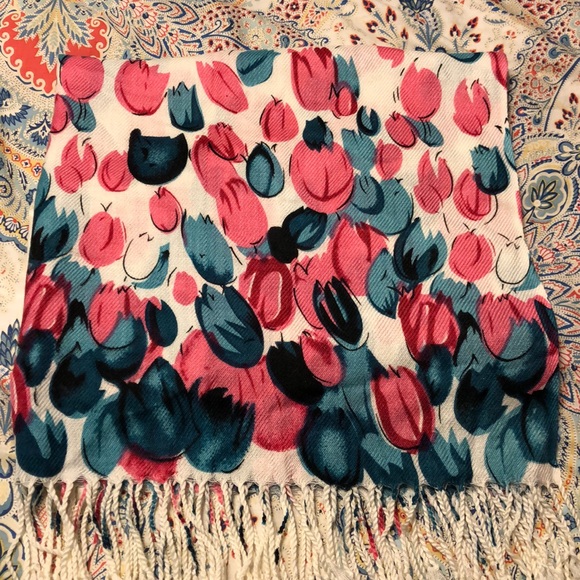 Accessories - Beautiful versatile scarf